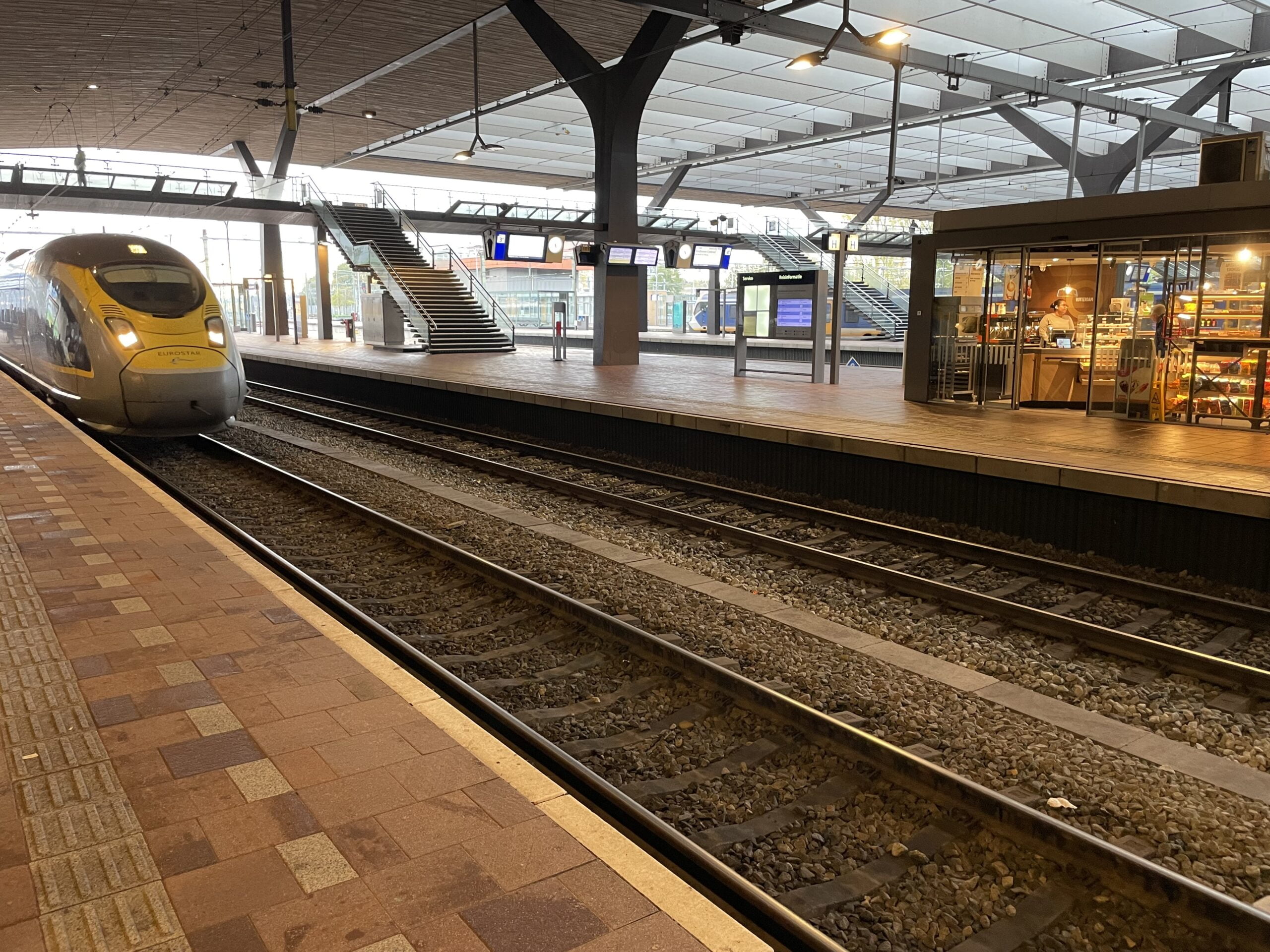 Eurostar-trein op het perron van Rotterdam Centraal, klaar voor vertrek naar Londen