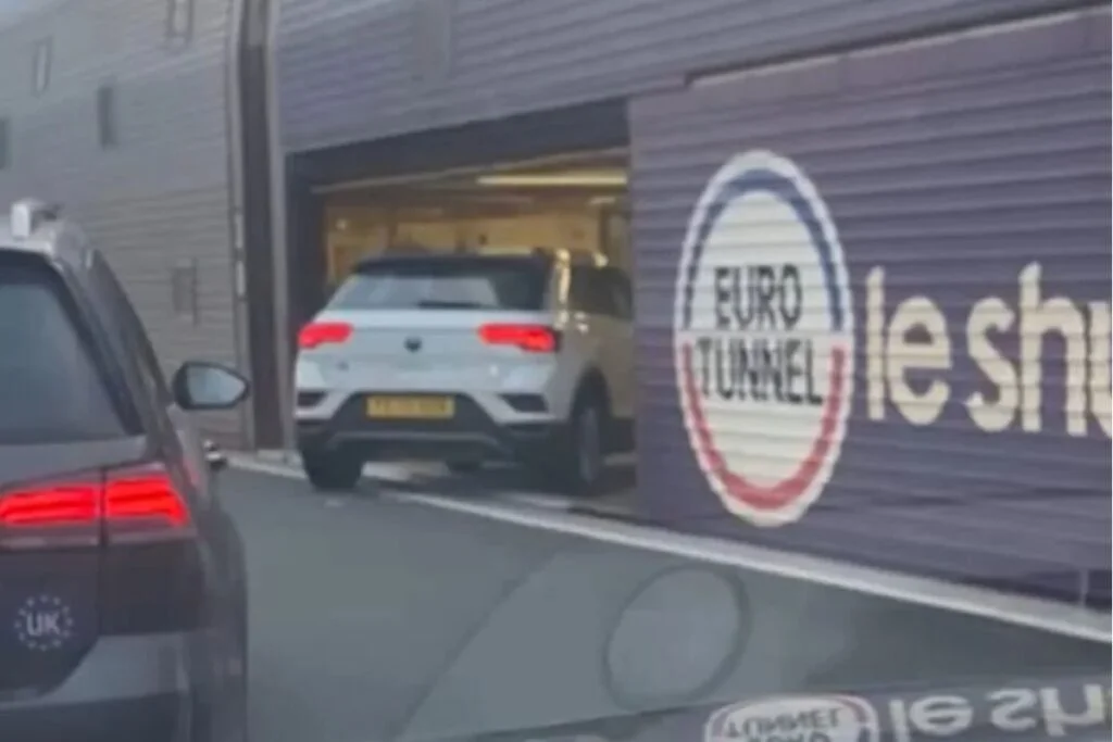 De trein inrijden Eurotunnel LeShuttle trein