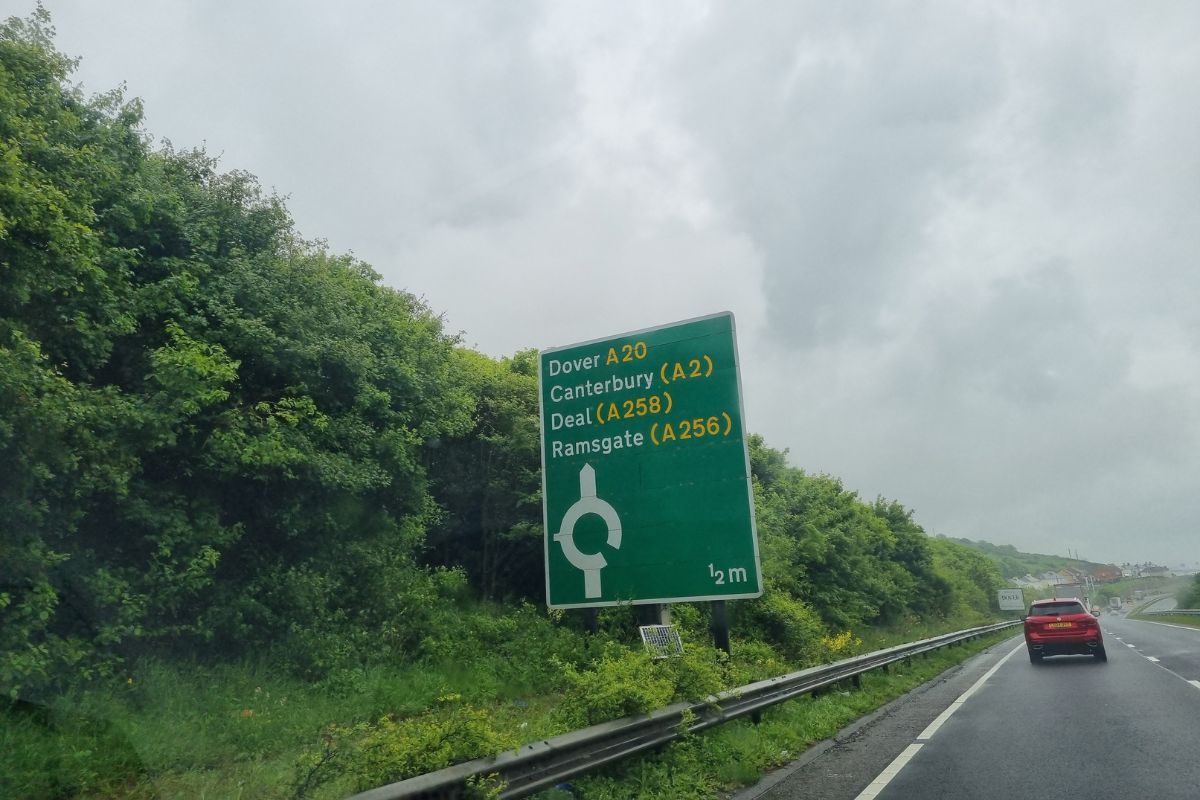 Wegwijzers naar Londen vanaf de Eurotunnel-terminal in Folkestone