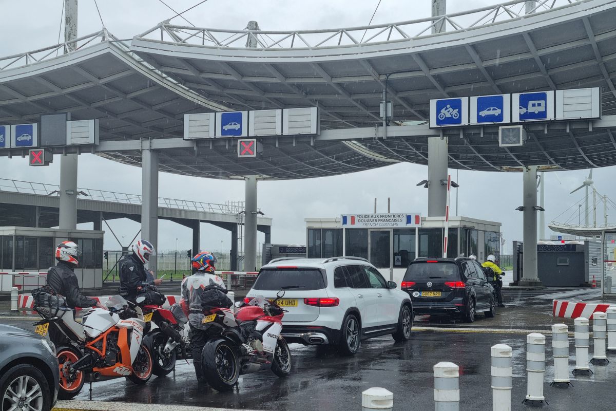 Motorrijders bij de Franse douanecontrole van de kanaaltunnel in Calais