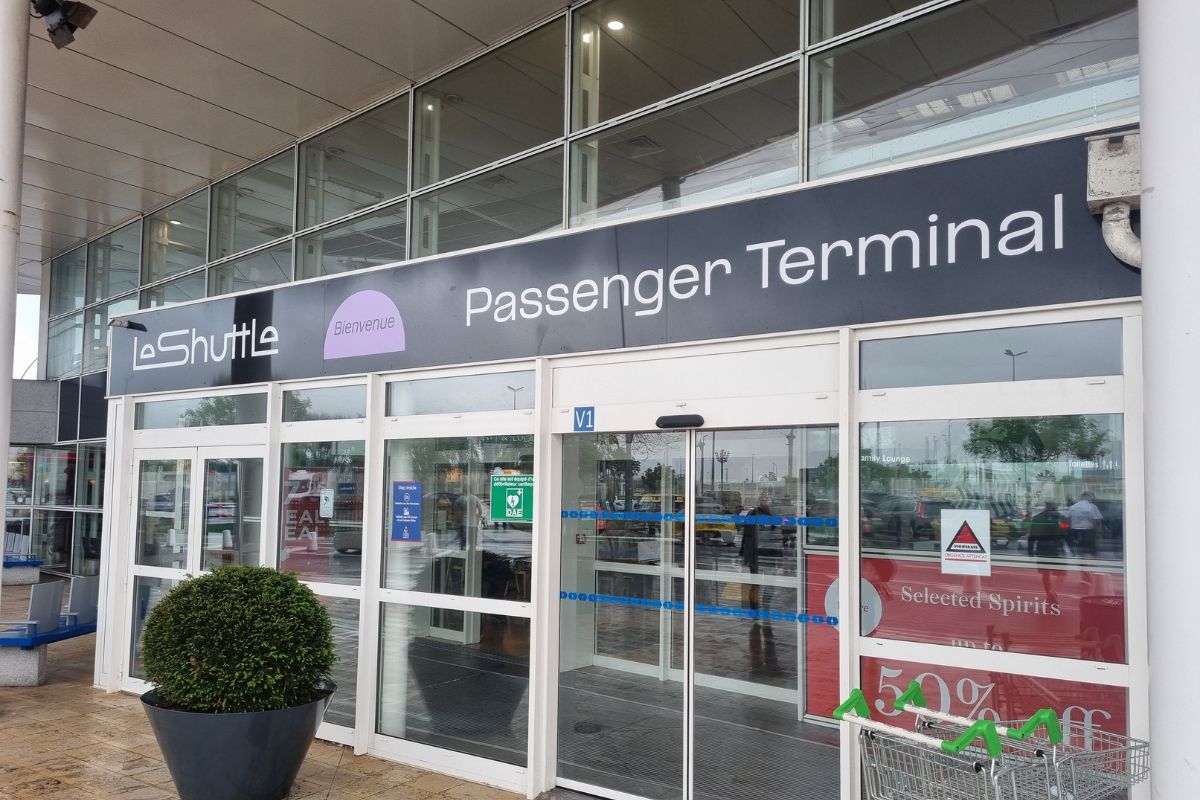 Het passagiersgebouw van de LeShuttle-terminal, waar je wacht tot je letter op het bord verschijnt