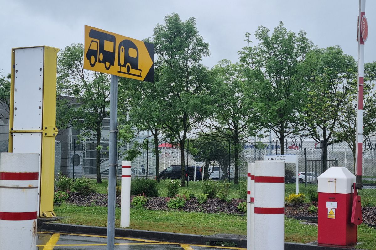 Borden voor de rijstrook met caravan bij de kanaaltunnel