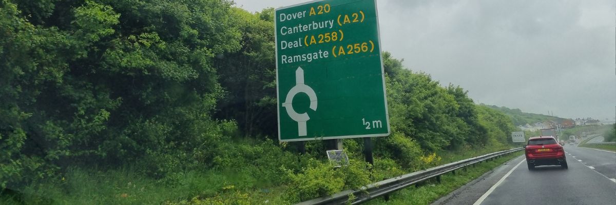 Direct links rijden zodra je de terminal in Folkestone verlaat
