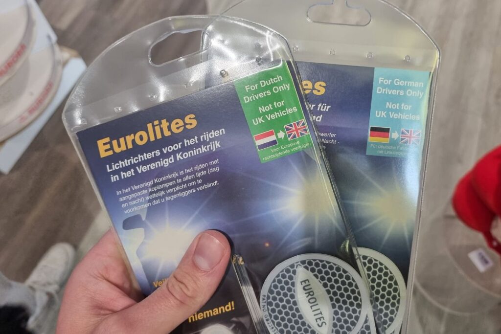 Verpakking van Eurolites koplampstickers om koplampen af te plakken voor Nederlandse auto's in Engeland.