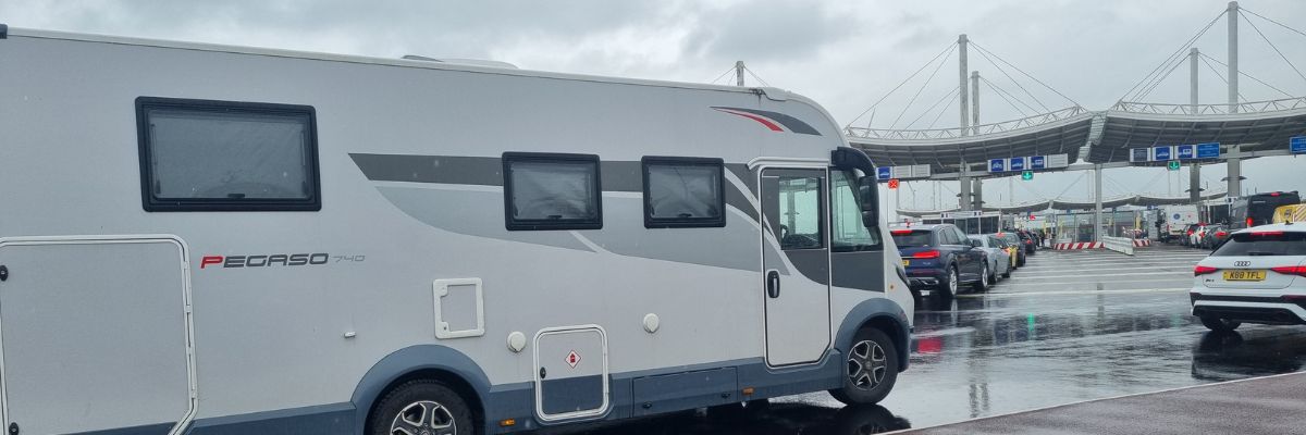 Camper rijdt de LeShuttle-autotrein in voor de overtocht naar Engeland