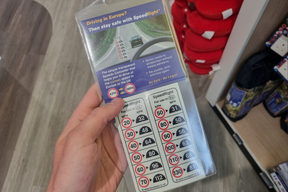Sticker op de snelheidsmeter die Engelse mijlen per uur omrekent naar kilometers