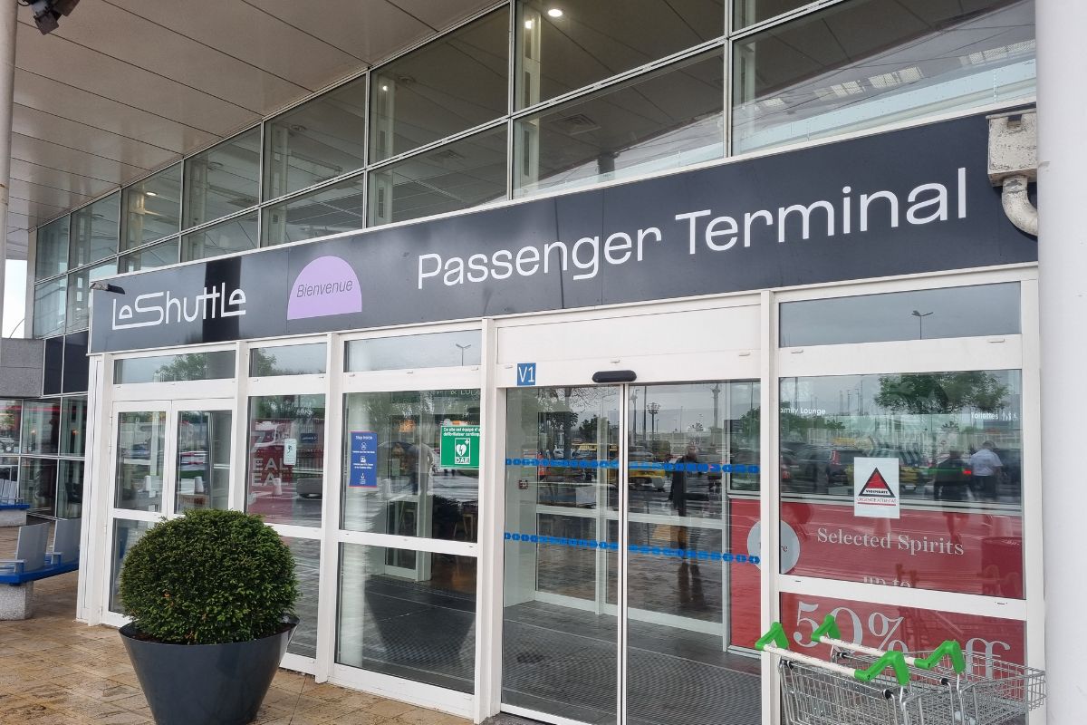 De Passenger Terminal van LeShuttle bij Calais, waar je incheckt voor de kanaaltunnel