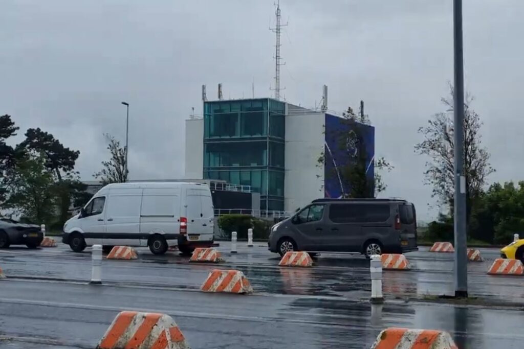 bestelbusjes in de rij kanaaltunnel richting Engeland