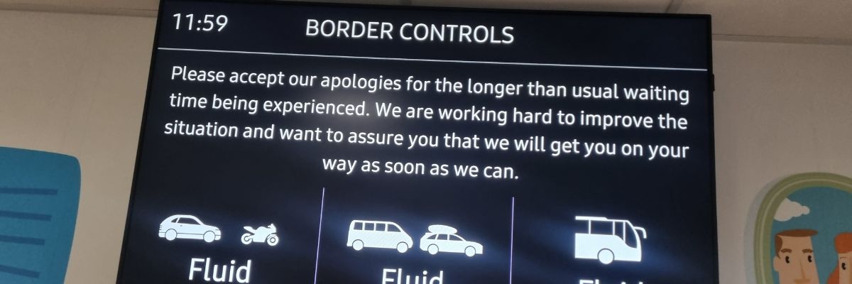 Bord met douane- en grenscontrole-informatie bij de Kanaaltunnel