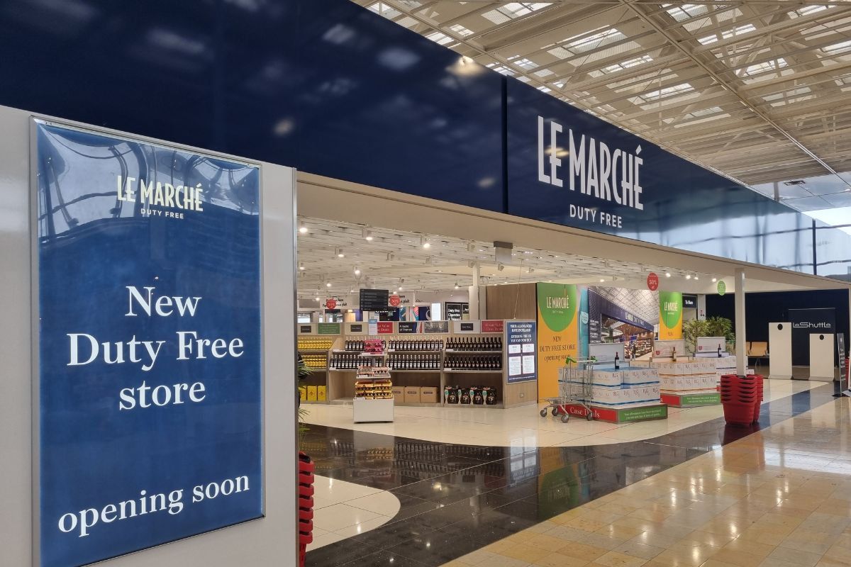 Le Marche duty-free winkel op de Eurotunnel-terminal in Calais