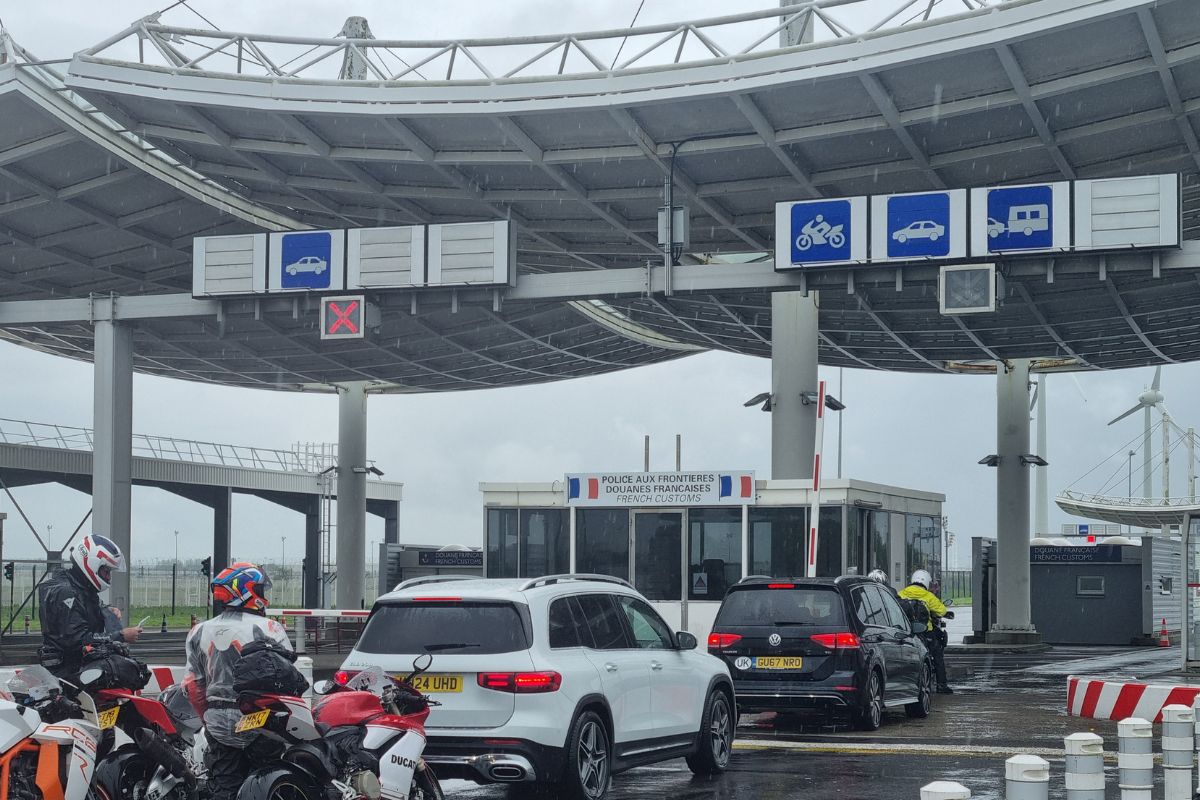 Franse en Britse douanecontrole bij de Eurotunnel-terminal in Calais