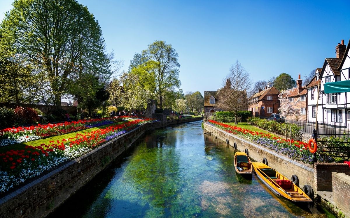 Kanaal en historische huizen in Canterbury